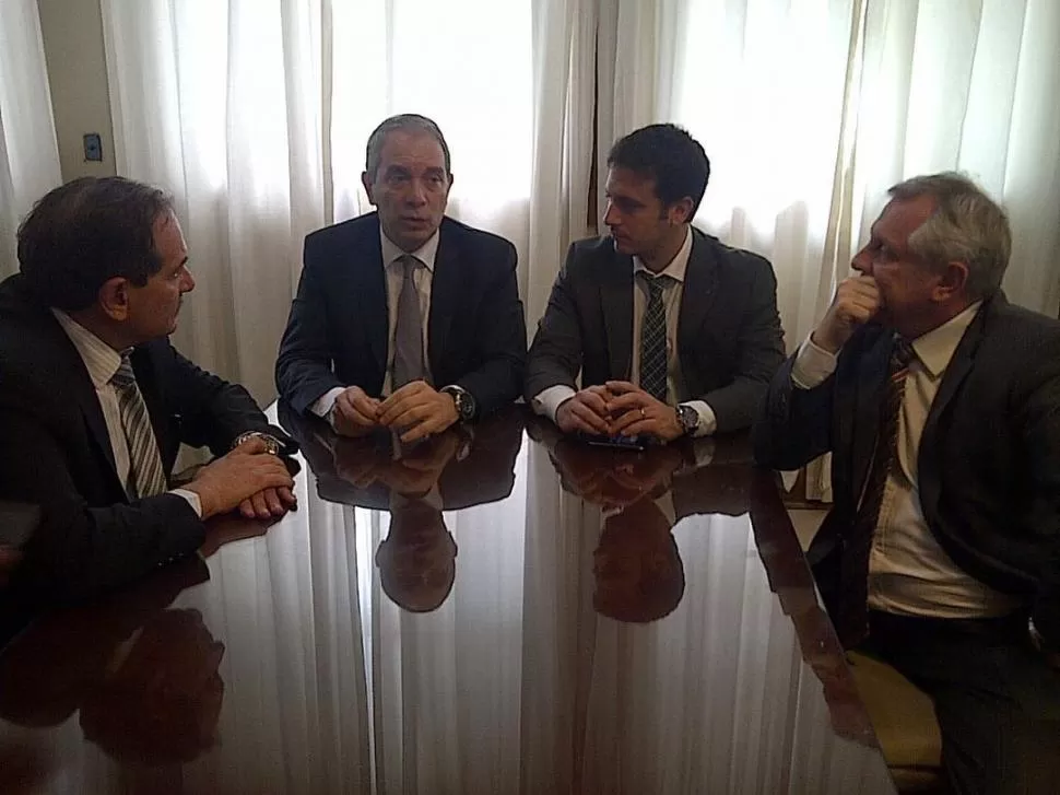 ACUERDO. Los funcionarios Julio Alak y Julián Álvarez (al centro) se reunieron con el gobernador Alperovich y el ministro Gassenbauer. prensa y difusión
