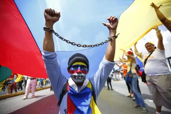 La oposición se moviliza y denuncia a Maduro por persecución política
