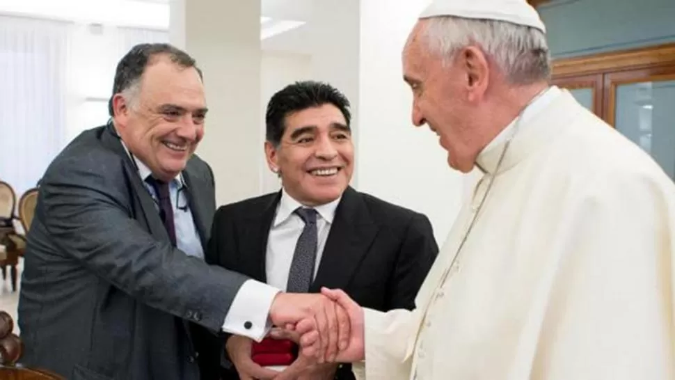 EN EL VATICANO. Valdes saluda a Francisco. En medio, como testigo de lujo, Diego Armando Maradona. dyn (archivo)
