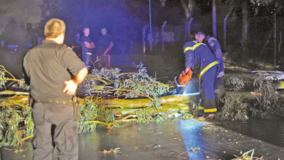 El temporal en Santiago provocó daños en casas y dejó a tres personas con heridas leves