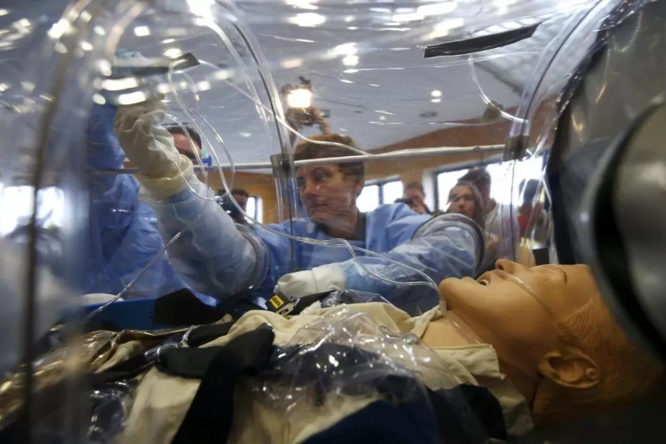 PRÁCTICA. Enfermeras muestran una cámara de aislamiento para pacientes con ébola en un centro del ejército de Alemania en Coblenza. reuters