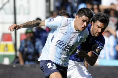 Racing venció con claridad a Vélez y sigue al acecho