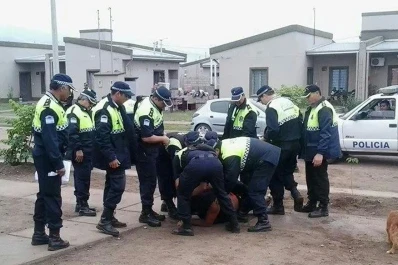 Desalojaron casas del Instituto de la Vivienda que habían sido usurpadas, en Lules