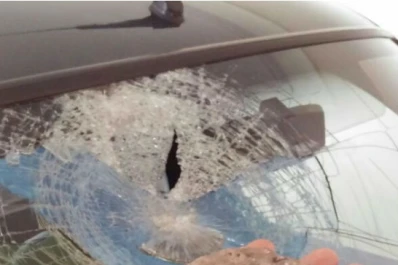 Le rompieron el parabrisas al intentar robarle