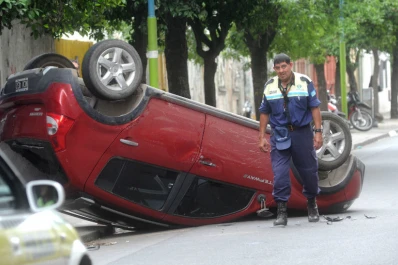 Volcó con su auto por esquivar una camioneta en doble fila
