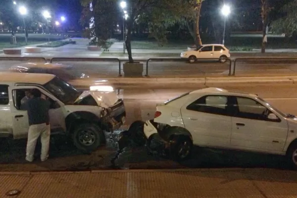 Una camioneta embistió dos autos estacionados frente al parque 9 de Julio