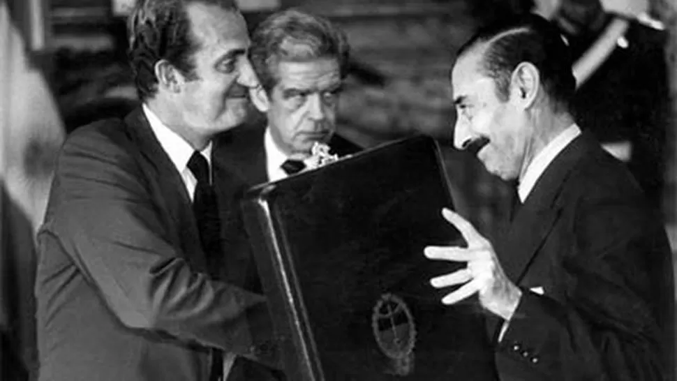 COMO AMIGOS. Videla entrega una placa al entonces rey de España, que visitó la Argentina en 1978. FOTO ARCHIVO