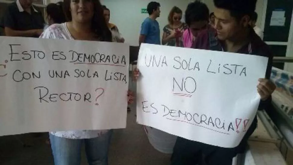 APERTURA. Los estudiantes y docentes reclamaron que se permita participar a más candidatos. FOTO DE MINUTO24.COM