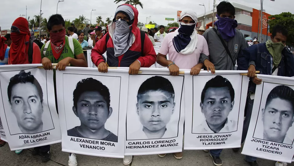 RECLAMO. Vivos se los llevaron, vivos los queremos, fue la consigna con la que marcharon miles de mexicanos para pedir el regreso de los estudiantes. FOTOS DE REUTERS