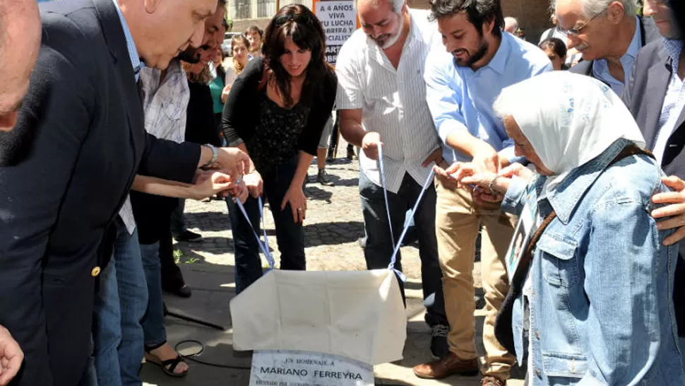 ACTO. La Legislatura porteña colocó una placa en el barrio porteño de Barracas, donde fue Ferreyra fue asesinado. FOTO TOMADA DE DIARIOBAE.COM.AR