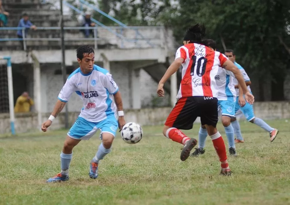 PELEA Y NADA MÁS. Juan Carrizo (10), de Bella Vista y Emilio Romero, de Deportivo Aguilares, disputan la pelota, en un partido donde hubo más marca que fútbol.  