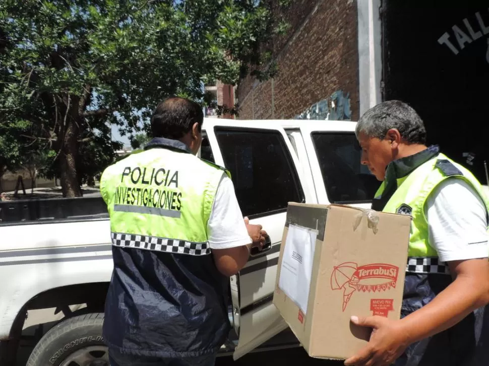 ALLANAMIENTO. La Justicia secuestró documentación en el taller mecánico Willy, de Monteagudo al 1.700. prensa miniterio de gobierno, justicia y seguridad
