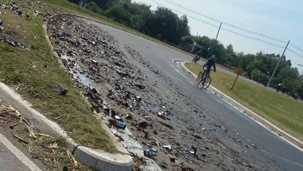 Volcó un camión con cervezas en Famaillá: vecinos se robaron las botellas