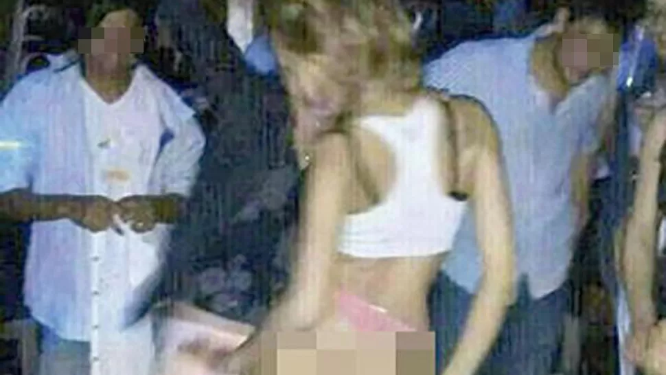EN EL PUB. Una chica se quita los pantalones mientras es alentada por un grupo de jóvenes. FOTO TOMADA DE TERRITORIODIGITAL.COM