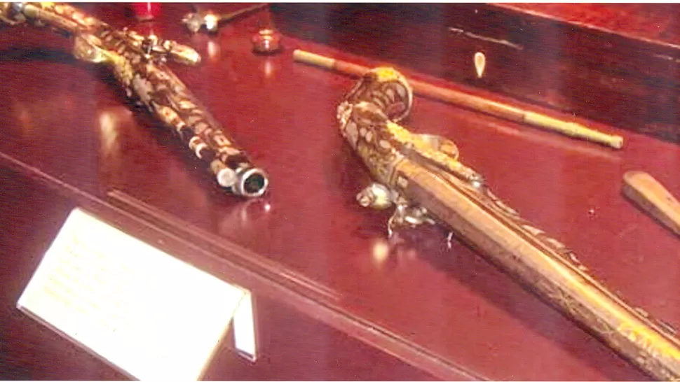 LUJOSAS ARMAS. Las pistolas de Belgrano que se vendieron en remate en 2006, en Londres, por 374.400 dólares. la gaceta / archivo