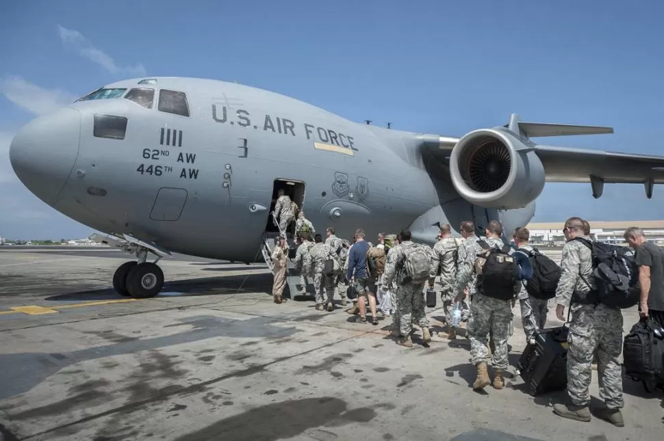 VIAJE. Militares de EEUU parten a Liberia para combatir el brote de ébola. Abordan un avión C-17 Globemaster III en el aeropuerto de Dakar, Senegal. reuters
