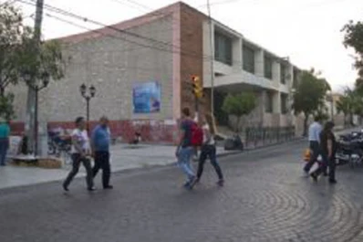 Sacaba fotos debajo de la pollera a alumnas de un secundario en el centro de Catamarca