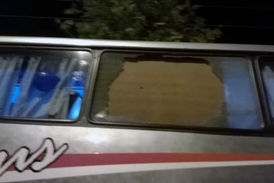 Les apedrearon el colectivo y casi los dejan sin viaje de egresados