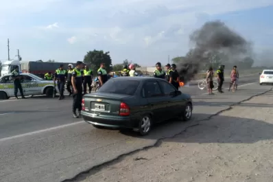 Cortaron la autopista Circunvalación por falta de agua en su barrio