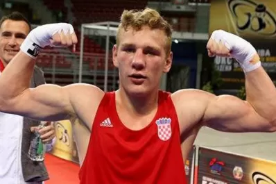 Boxeador noquea al árbitro luego de perder la pelea