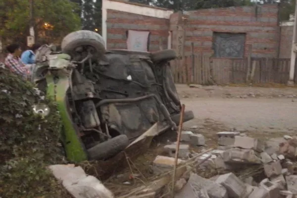 Un auto derribó la tapia de una casa y se detuvo a un metro del dormitorio