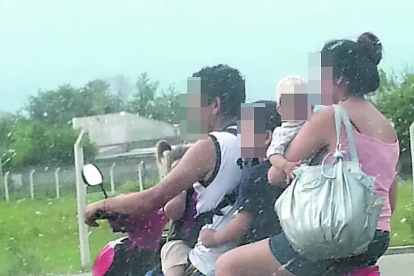 Toda la familia a bordo de una moto