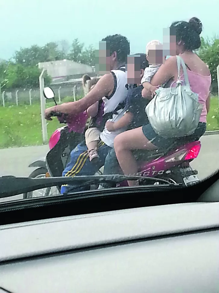 Toda la familia a bordo de una moto