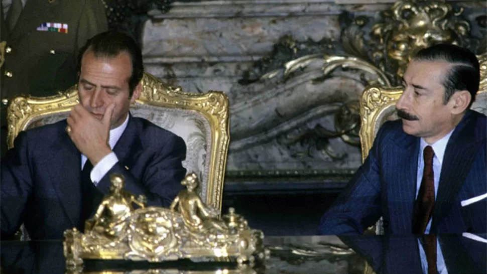 INTERCAMBIO. Videla firmó acuerdos de colaboración con el rey Juan Carlos. FOTO DE PUBLICO.ES