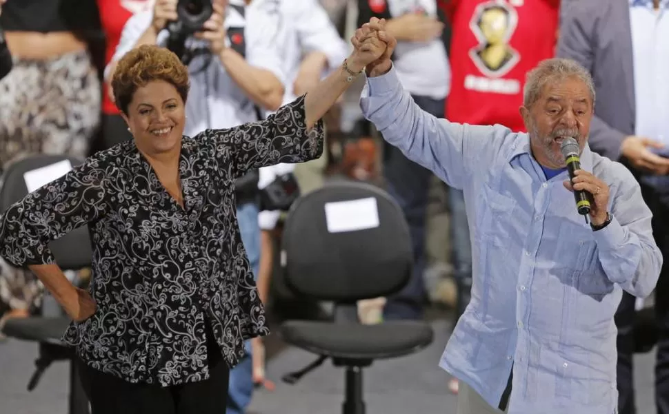EN SAN PABLO. Lula Da Silva habla y sostiene la mano a Dilma Rousseff en un acto proselitista. El ex Presidente es la carta de triunfo del oficialismo. reuters