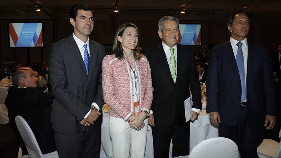 REUNION. El gobernador de Salta, Juan Manuel Urtubey, el de Buenos Aires, Daniel Scioli, y el presidente de IDEA, Manuel Blanco. DYN. 