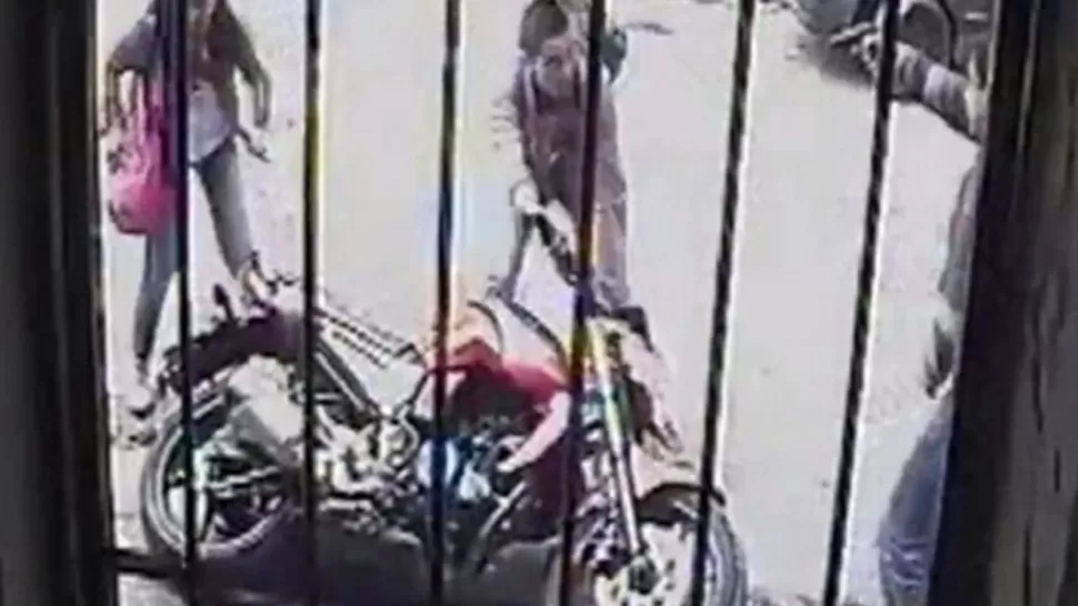 IN FRAGANTI. El Negrito fue sorprendido cuando intentó robar una moto. FOTO TOMADA DE DIARIO26.COM