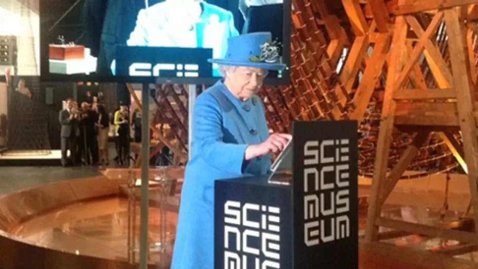 NUEVA ERA. La reina envía su primer tuit. FOTO DE TWITTER @SCIENCEMUSEUM