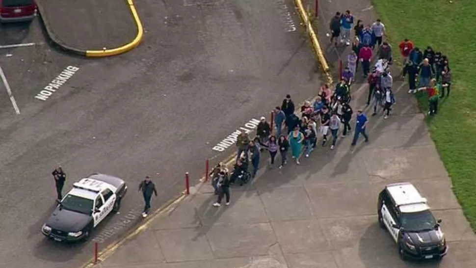 PRECAUCIÓN. Los alumnos de la escuela secundaria Pilchuck High School fueron evacuados. FOTO TOMADA DE INFOBAE.COM