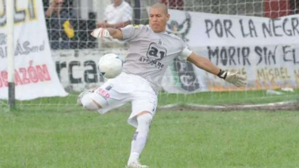 OTRA VEZ BAJO LOS POSTES. Sergio Romero será el arquero mañana en Concepción FC.