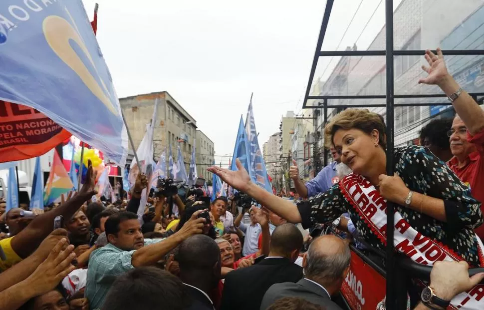 EN DUQUE DE CAIXAS. La caravana proselitista de Dilma Rousseff se desplazó por gran parte del área metropolitana del Estado de Río de Janeiro. reuters 