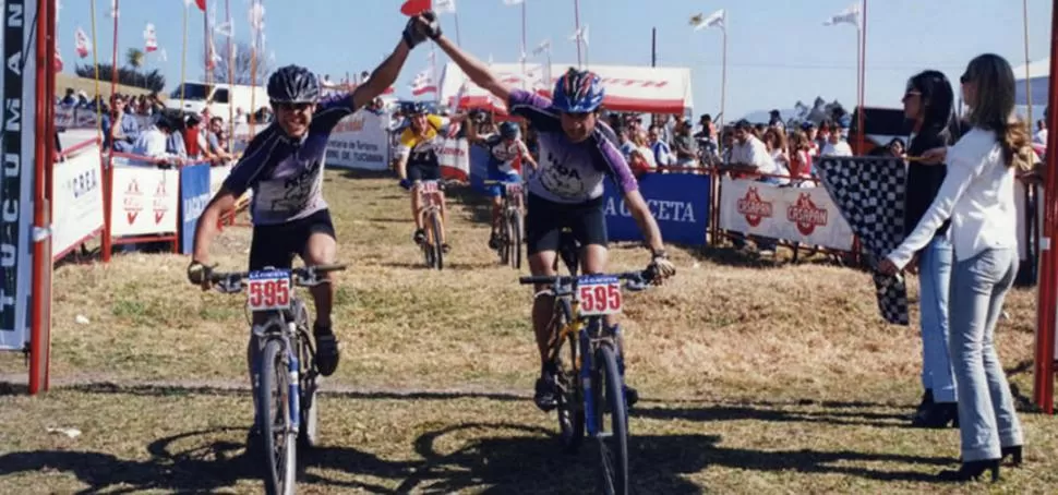 JUNTOS CONSIGUIERON LA GLORIA. Los hermanos Sebastián y Gabriel Quiroga triunfaron tres veces en la máxima categoría del tradicional Rally Trasmontaña de mountain bike. 