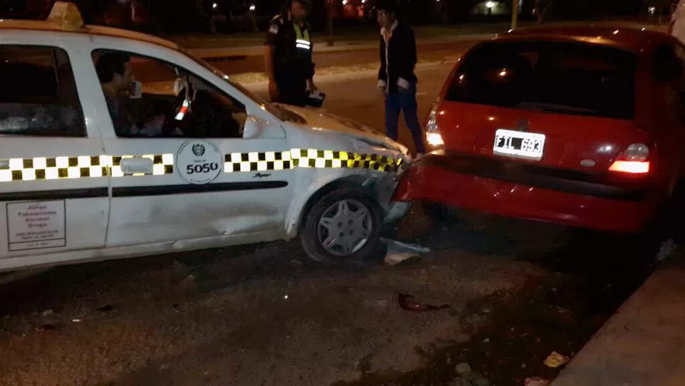 Un taxi y un auto chocaron en Benjamín Aráoz al 400