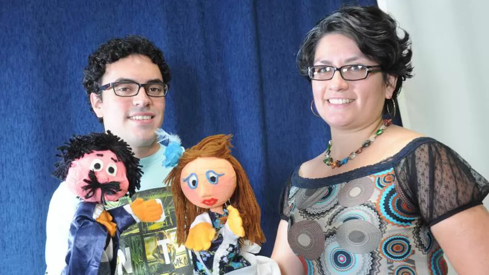 LOS TITIRITEROS. López y Lamela presentan a sus muñecos. LA GACETA/ FOTO DE HÉCTOR PERALTA
