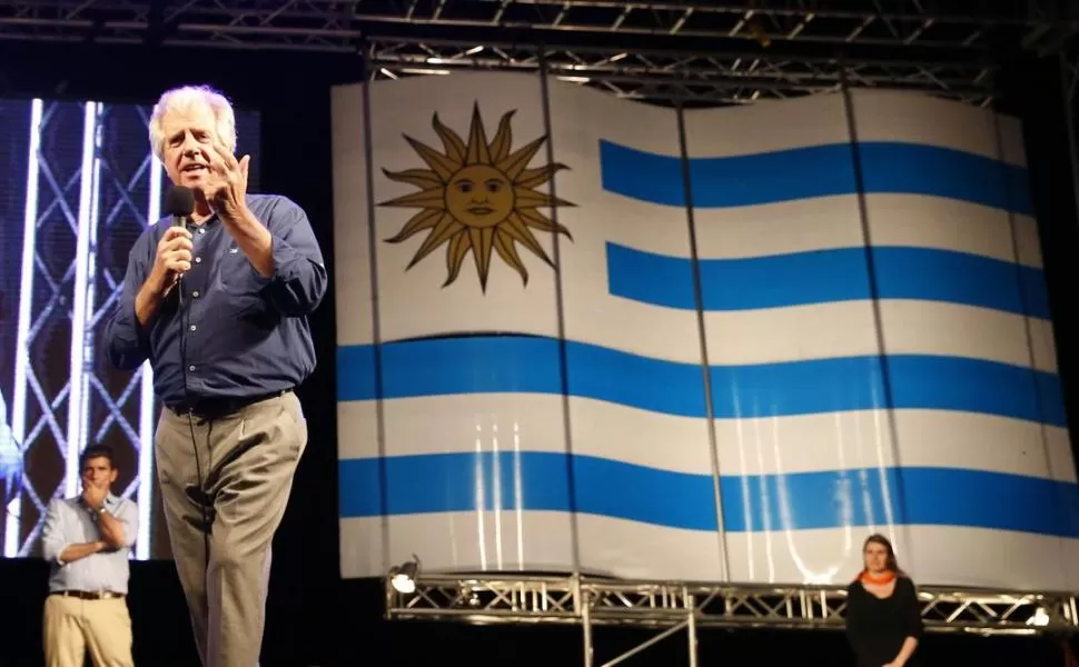 MONTEVIDEO. Tabaré Vázquez habla a los frenteamplistas en el cierre de la campaña. La capital es el bastión del FA. reuters
