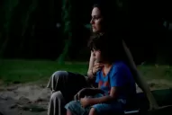 Una mujer y su pequeño hijo deben huir de la violencia