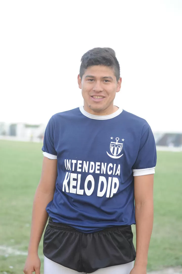 CAMBIO. Nahuel Bravo solía vender diario en Lules, ahora vive del fútbol. 