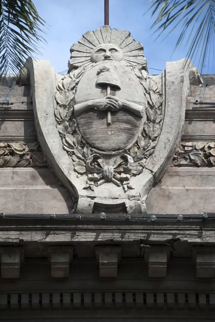 NACIONAL. En la parte superior de la fachada del edificio se encuentra el escudo argentino.
