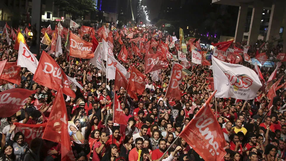 EXPLOSIÓN DE ALEGRÍA. Los simpatizantes de Dilma coparon la avenida Paulista, la principal de San Pablo. REUTERS