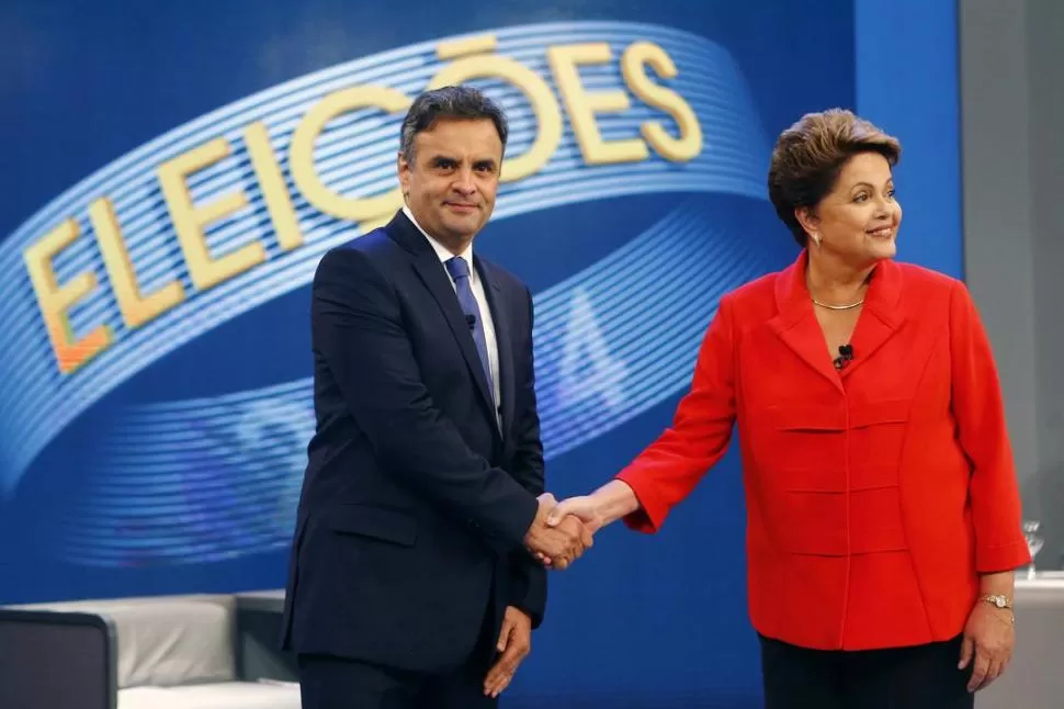 EN EL ÚLTIMO DEBATE. Aécio y Dilma se saludan, sin cruzar sus miradas. reuters