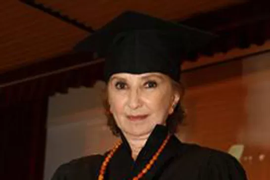 DISTINCIÓN. Norma Aleandro recibió el título de Doctora Honoris Causa otorgado por Universidad Argentina de la Empresa (UADE). FOTO TOMADA DE LANACION.COM