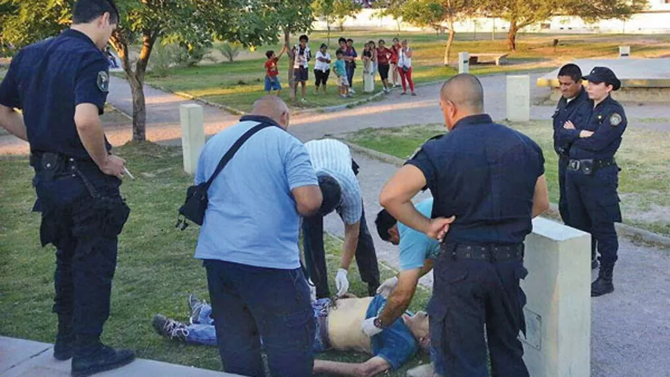 DRAMÁTICO. El hombre sufrió muerte súbita, en la plaza principal de Santiago. FOTO DE ELLIBERAL.COM.AR
