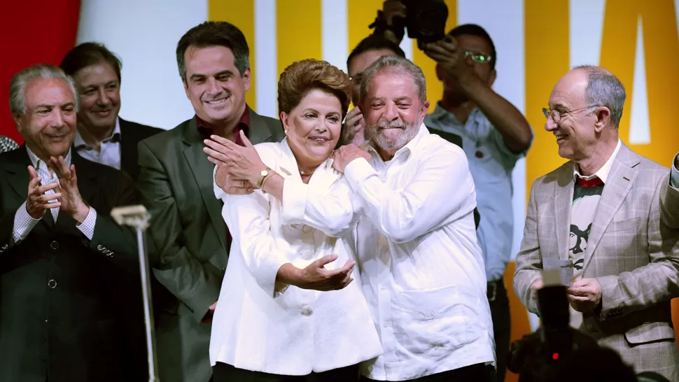 DOS POTENCIAS. Lula abraza a Dilma, durante la conferencia de prensa en la que anunciaron el triunfo. REUTERS