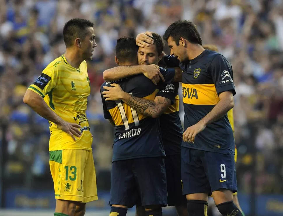 SOCIEDAD. Martínez se abraza con Carrizo, que lo dejó solo frente al arco para convertir el segundo gol. “Burrito” fue lo mejor del “xeneize” y quiere pelear su lugar. DYN