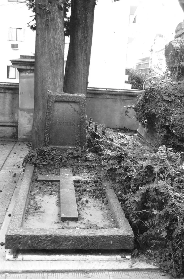 AMADOR L. LUCERO. Su sencilla tumba, en el cementerio de la Recoleta, en Buenos Aires la gaceta / archivo