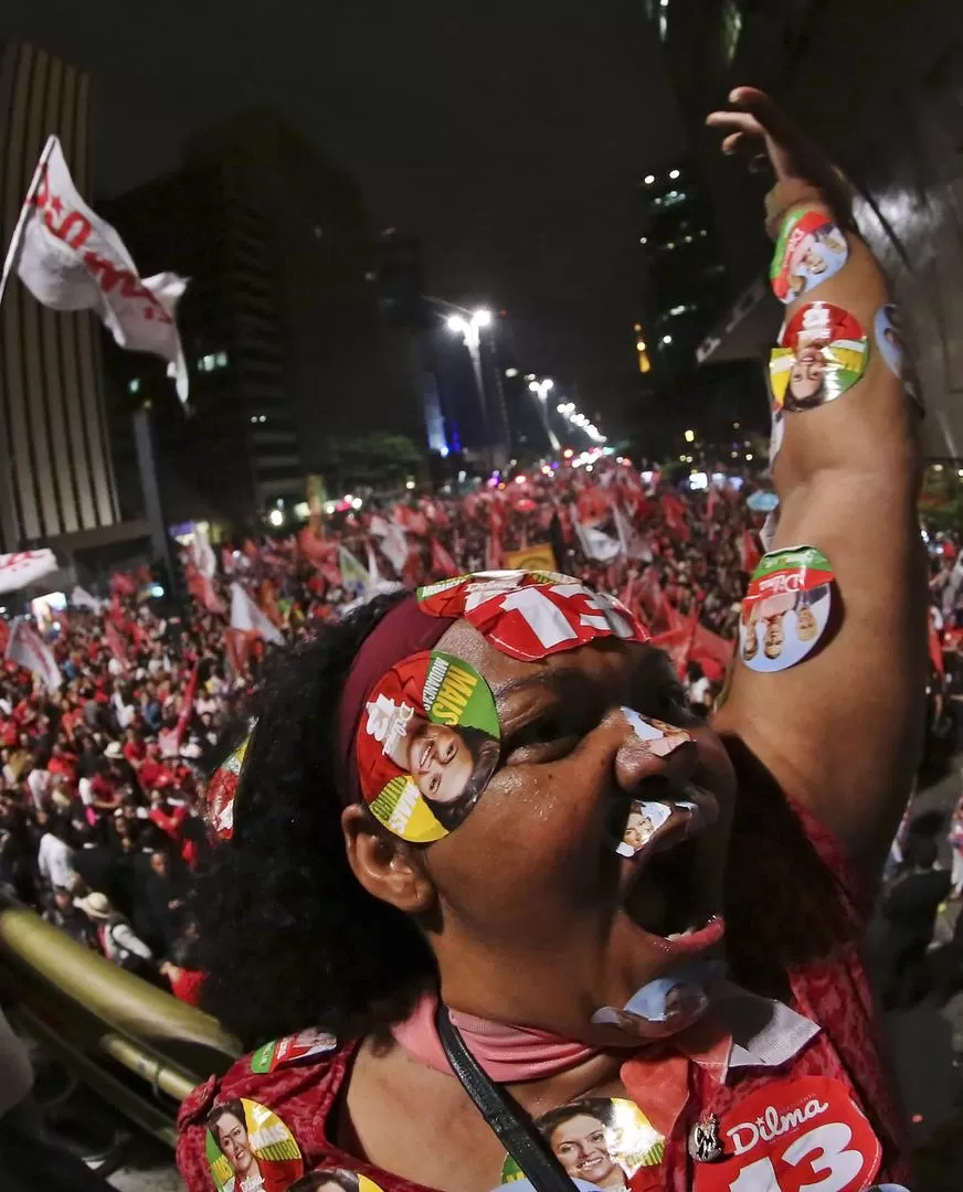 FESTEJO. Un partidario de Dilma Rousseff y ciento de seguidores bailan en la Avenida Paulista, de San Pablo. reuters